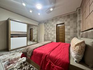 sypialnia z czerwonym łóżkiem i dużym oknem w obiekcie Sasha House w Kairze