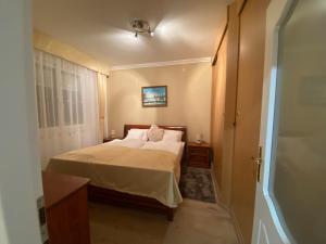 a small bedroom with a bed and a window at Termálfürdő Apartman Igal -130 méterre a fürdőtől in Igal +27 photos