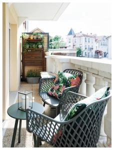 - Balcón con sillas y mesa en el balcón en Magnifique F3 Classé 3 Étoiles à 20 min de Paris & Disney, en Villiers-sur-Marne
