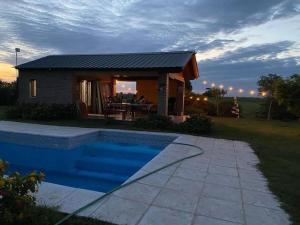 a house with a swimming pool in the yard at Casa de Descanso. in Villa María