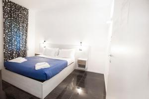 - une petite chambre avec un lit et une douche dans l'établissement Hall inn B&B in Chiostro, à Naples