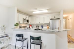 Η κουζίνα ή μικρή κουζίνα στο Riverfront Columbia Condo 4 Mi to USC!