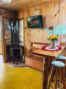 een keuken met een tafel en een fornuis in een kamer bij Casa de Campo Santa Paulina in Urupema
