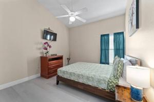 sypialnia z łóżkiem i wentylatorem sufitowym w obiekcie Poolside Orlando Oasis w Orlando
