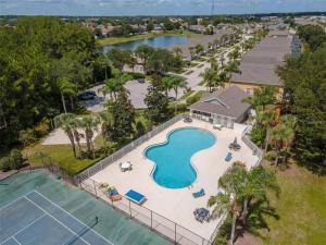 vista aérea de uma piscina e campo de ténis num resort em Poolside Orlando Oasis em Orlando
