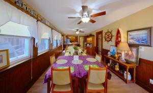 a dining room with a table and a ceiling fan at Shorelight Inn in Benicia