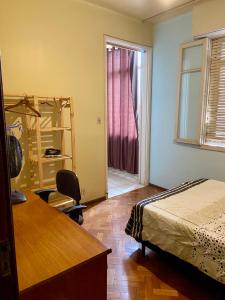 1 dormitorio con cama, escritorio y ventana en São Salvador, Flamengo, 3 quartos, en Río de Janeiro