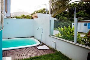 Bazén v ubytování Praia e Piscina em Palmas do Arvoredo nebo v jeho okolí