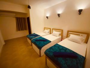 - deux lits dans une chambre avec deux tiers dans l'établissement Brother Hotel Dahab, à Dahab