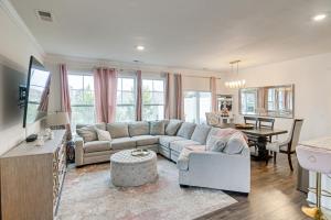 sala de estar con sofá y mesa en Sunlit Lake Wylie Townhouse 10 Mi to Carowinds!, en Lake Wylie