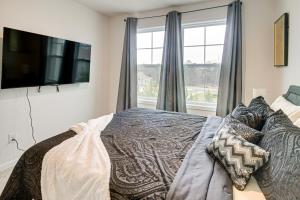 1 dormitorio con 1 cama y TV de pantalla plana en Sunlit Lake Wylie Townhouse 10 Mi to Carowinds!, en Lake Wylie