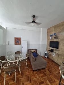 uma sala de estar com uma mesa e um sofá em Comodidade e Segurança no Centro em Belo Horizonte