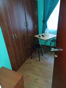 um quarto com uma mesa e uma mesa e uma mesa em Habitación cómoda por día em Valdivia