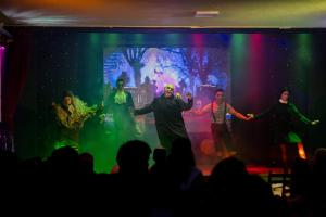 a group of people performing on a stage at Tio Tom - All Inclusive in Punta del Este