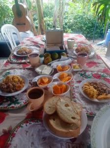 una mesa cubierta con platos de comida en una mesa en Alojamiento Rural Finca El Rubi- Eje cafetero, en Quimbaya