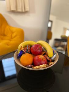 Miska owoców na stole w obiekcie Warm'n Cozy, Modern Baneasa Studio w Bukareszcie