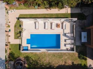 una vista aérea de una piscina en un patio en APART HOTEL SPA BUENOS AIRES EZEIZA DEP 2 A 20 minutos de aeropuerto ministro pistarini ezeiza en Ezeiza