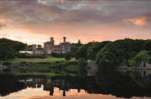 un castillo con un lago frente a él en Hebridean Holiday House en Stornoway