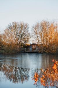 un reflejo de una casa en el agua en The Nest cabin, en Ipswich