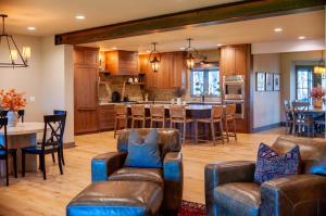 Songbird Ranch - Luxury 8 BR Home في دريغس: غرفة معيشة كبيرة مع مطبخ وغرفة طعام