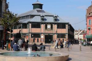 ein Gebäude mit einem Brunnen vor einem Gebäude in der Unterkunft Le Blue- hyper centre ville in Sens + 1 Foto