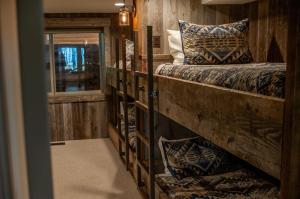 Songbird Ranch - Luxury 8 BR Home في دريغس: غرفة بسريرين بطابقين ومرآة