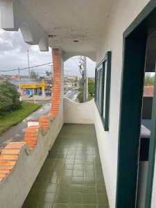einen Flur mit orangefarbenen Bänken auf einem Gebäude in der Unterkunft Residencial Brilha Mar in Capão da Canoa
