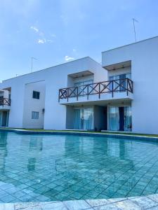 uma piscina em frente a um edifício em Pousada Estrela do Mar em Barra Grande