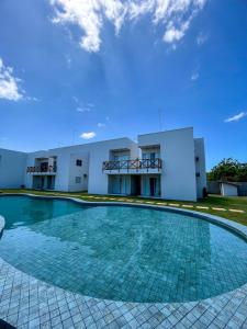 una piscina di fronte a un edificio di Pousada Estrela do Mar a Barra Grande