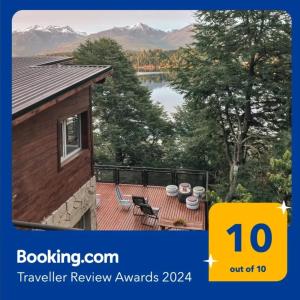 een huis met een balkon met uitzicht op een meer bij Albanta casa con costa en Bariloche in Bariloche