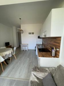een keuken en een woonkamer met een bank en een tafel bij Villagrande in Villajoyosa