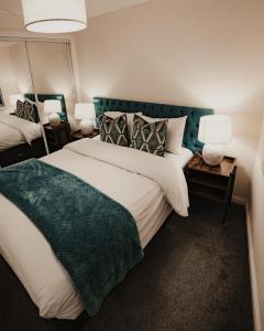 Postel nebo postele na pokoji v ubytování Royal Chambers Serviced Apartments