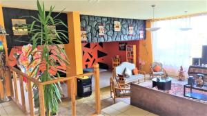 una sala de estar con una planta en el medio en Hotel Pumakala, en Puno