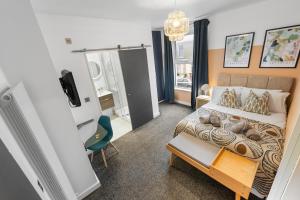 um quarto com uma cama, uma secretária e uma cadeira em 3 Bed Spacious Stylish House, Central Portsmouth Sleeps 6, Parking - By Blue Puffin Stays em Portsmouth