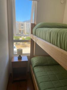 een slaapkamer met een stapelbed naast een raam bij Bella vista, disfrútala! in Petorca