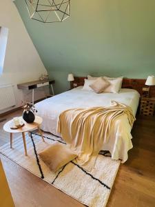 Postel nebo postele na pokoji v ubytování Mes Caprices B&B Villa Mosan Bord de Meuse
