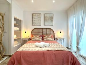 una camera da letto con un grande letto con due asciugamani di Estudio con encanto en el casco, junto al puerto a Castro-Urdiales