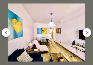 - un salon avec un canapé et une salle à manger dans l'établissement BeachStarIpanema, à Rio de Janeiro