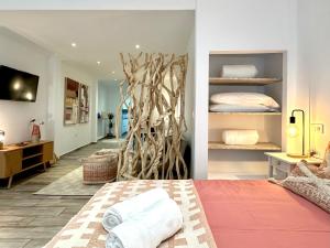 a bedroom with a bed and a shelf with towels at Estudio con encanto en el casco, junto al puerto in Castro-Urdiales