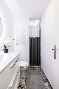 a bathroom with a toilet and a shower at Ubicación inmejorable: 5 minutos del Retiro, WiZink Center, Puerta de Alcala, Goya, Serrano, Velazquez más. in Madrid