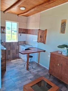 uma cozinha com uma mesa de madeira num quarto em Cabañas Vista Horizonte em El Durazno