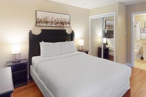 a bedroom with a large white bed and two lamps at Condo 704 at North Creek Resort in Blue Mountains +21 photos