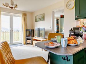 - une cuisine avec une table et de la nourriture dans l'établissement 1 Bed in Sherborne 87292, 