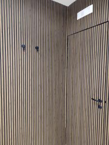 uma parede de madeira com duas portas num quarto em Nalí Guest House em Ercolano