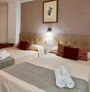 Habitación de hotel con 2 camas y toallas. en Hotel Atlántico Centro en Santa Cruz de Tenerife