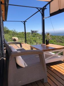 een tafel en stoelen op een terras met een paraplu bij Modulo - Gorska Voda in Embalse