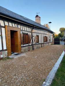 Belle maison normande avec hamam sauna jacuzi في Saint-Pierre-de-Cormeilles: مبنى عليه لوحة