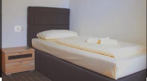 Posteľ alebo postele v izbe v ubytovaní Hotel Zur Bahnhof