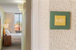 Postel nebo postele na pokoji v ubytování Kaanapali Shores 640