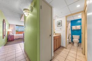 Postel nebo postele na pokoji v ubytování Kaanapali Shores 640
